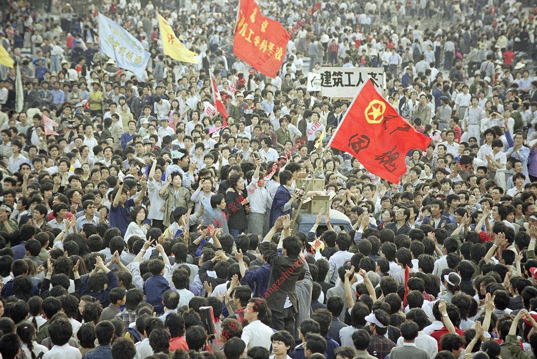 1989年，北京，数以千计的人聚集在天安门广场进行支持民主的集会。