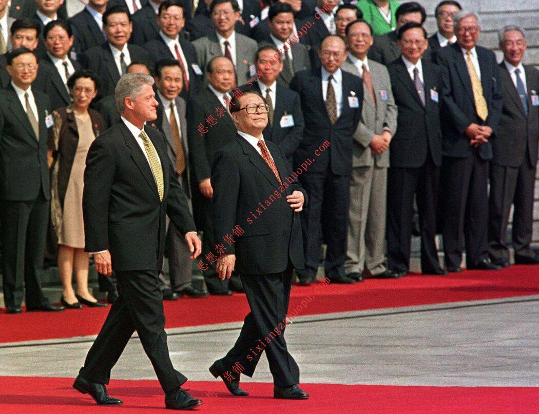 1998年，天安门广场一场欢迎仪式上的克林顿总统与江泽民。