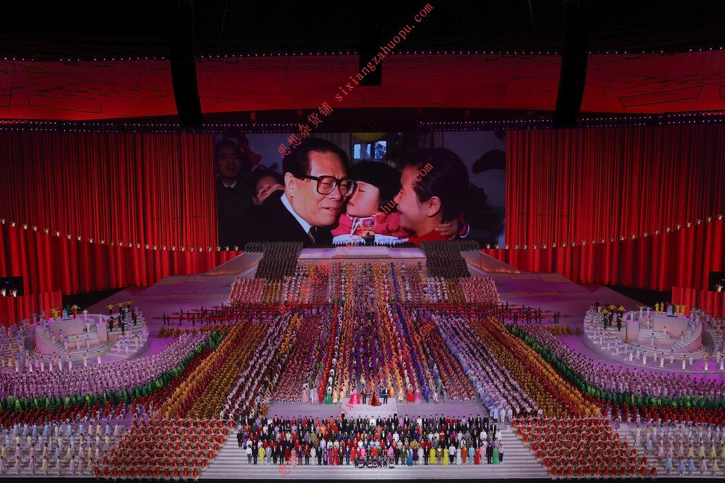 去年，江泽民的形象出现在了中国建党100周年的庆典上。